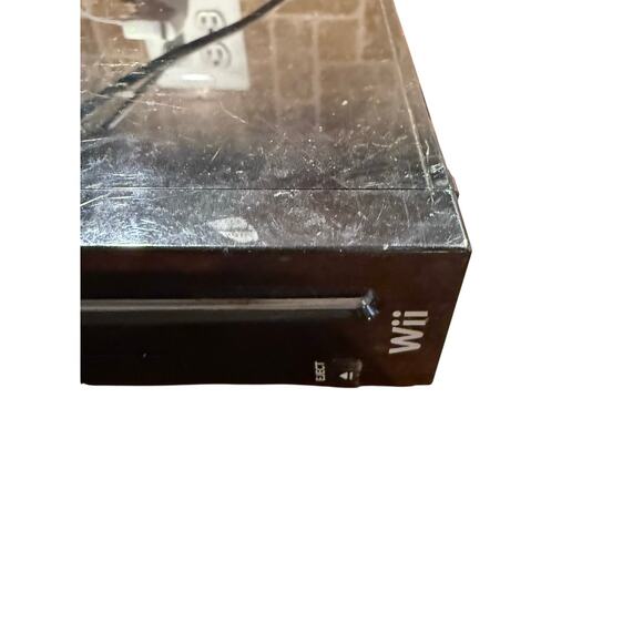 Black Nintendo Wii with Controller and Nunchuck - no cables - Picture 3 of 9